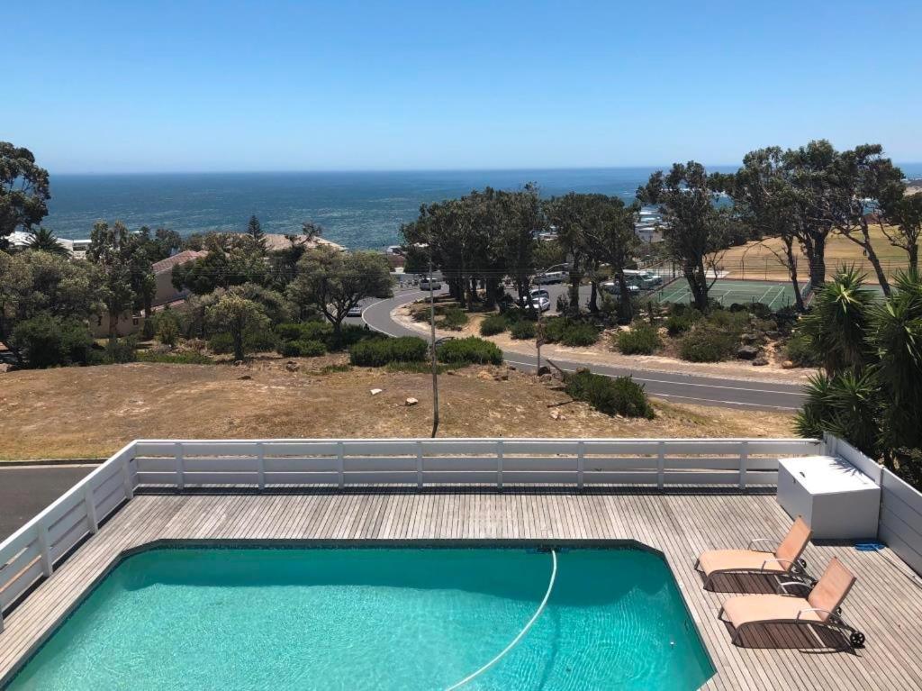 ケープタウンBright Camps Bay Loft With Stunning Views And Shared Poolアパートメント エクステリア 写真