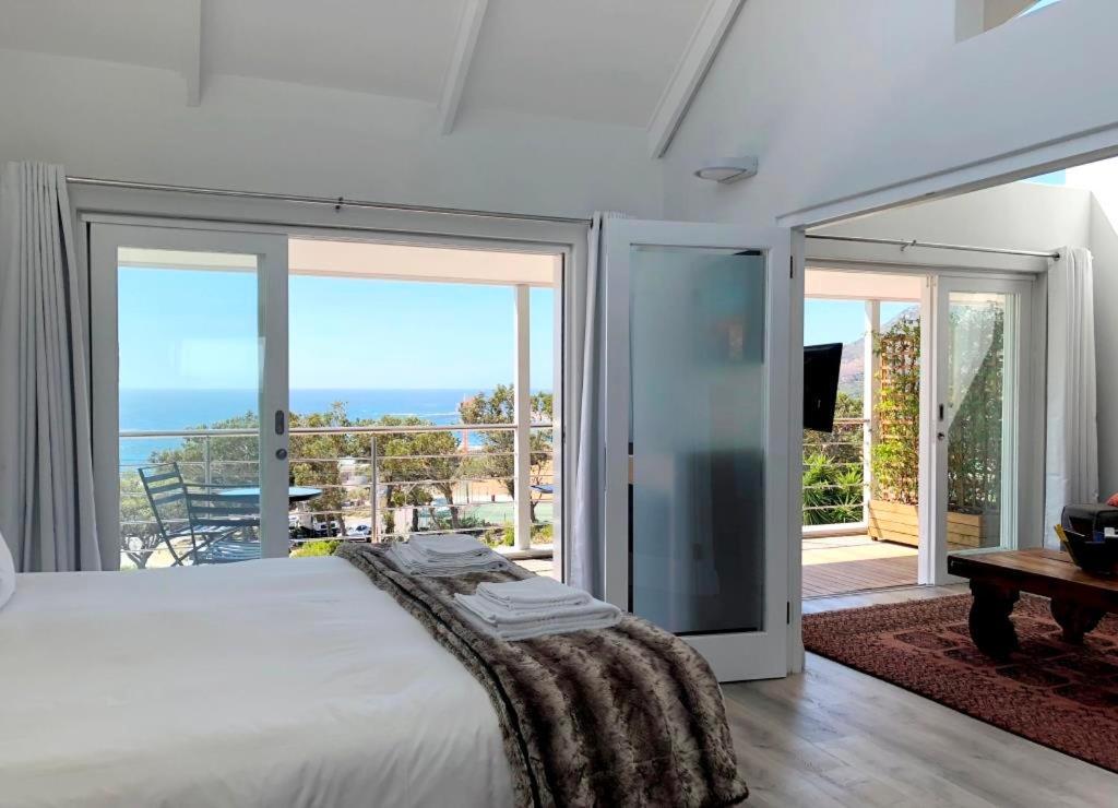 ケープタウンBright Camps Bay Loft With Stunning Views And Shared Poolアパートメント エクステリア 写真