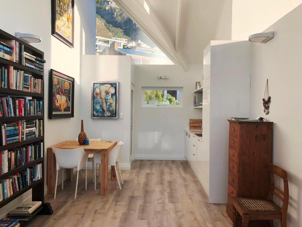 ケープタウンBright Camps Bay Loft With Stunning Views And Shared Poolアパートメント エクステリア 写真
