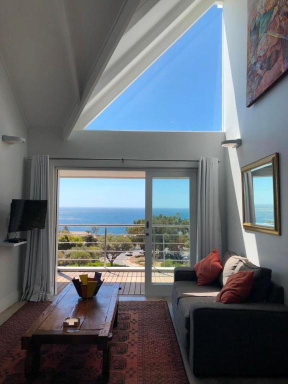 ケープタウンBright Camps Bay Loft With Stunning Views And Shared Poolアパートメント エクステリア 写真