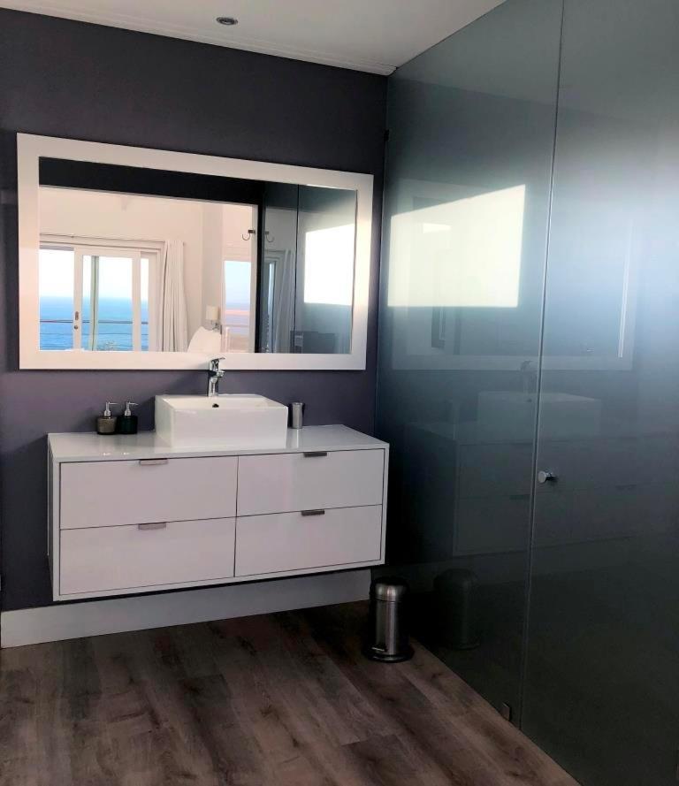 ケープタウンBright Camps Bay Loft With Stunning Views And Shared Poolアパートメント エクステリア 写真