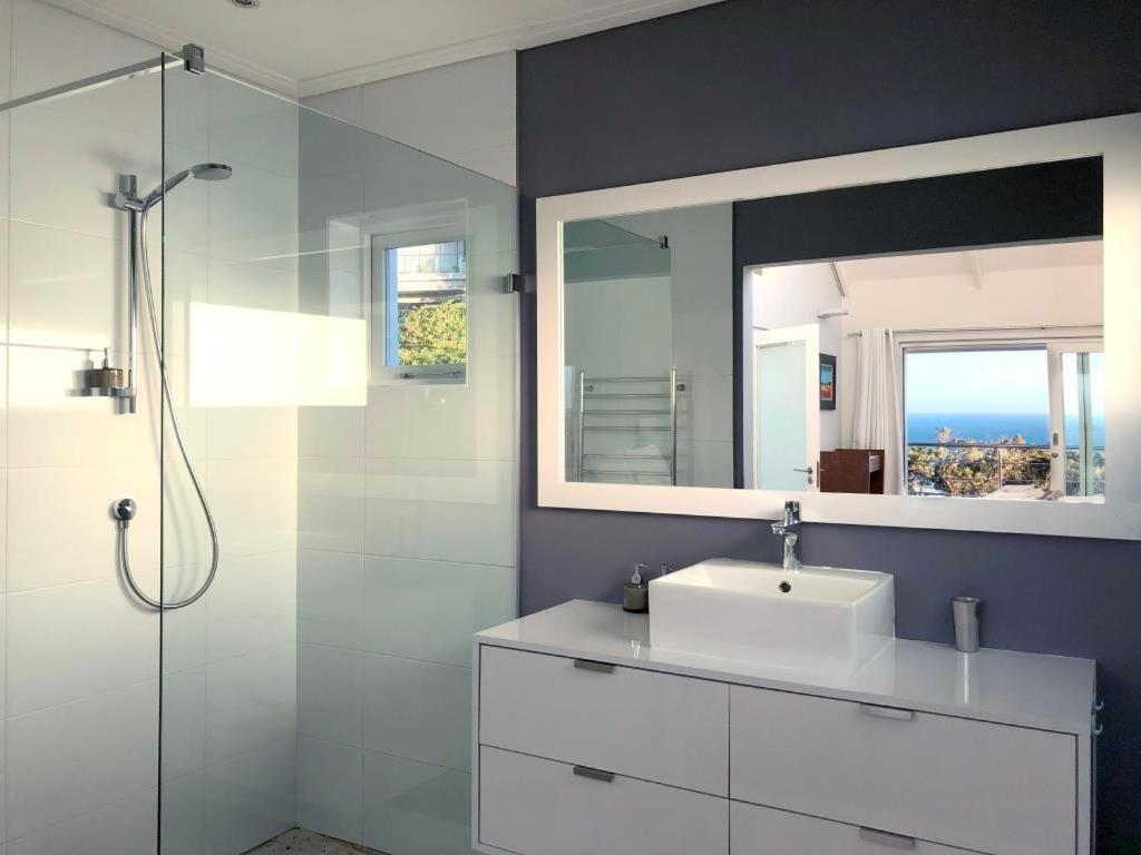 ケープタウンBright Camps Bay Loft With Stunning Views And Shared Poolアパートメント エクステリア 写真