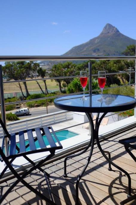 ケープタウンBright Camps Bay Loft With Stunning Views And Shared Poolアパートメント エクステリア 写真